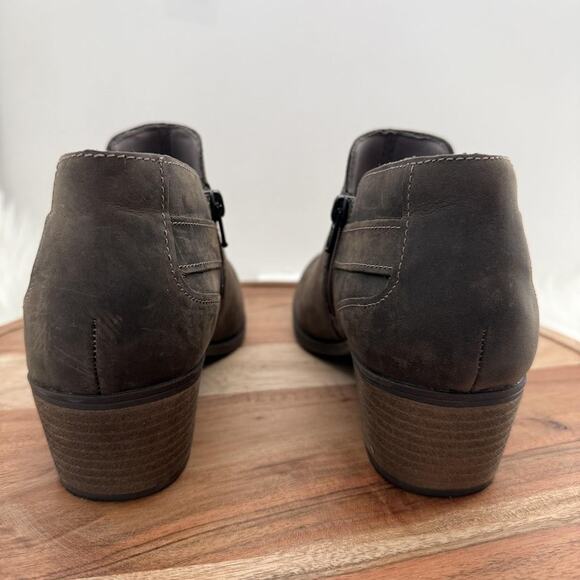 Clarks Boots Women's Size 9.5 Brown Ankle Booties Ring‎ Harness Side Zip Comfort - Picture 5 of 9